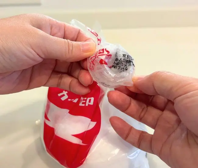 通した袋の口を外側へ折り返す写真（撮影：grapeフード編集部）
