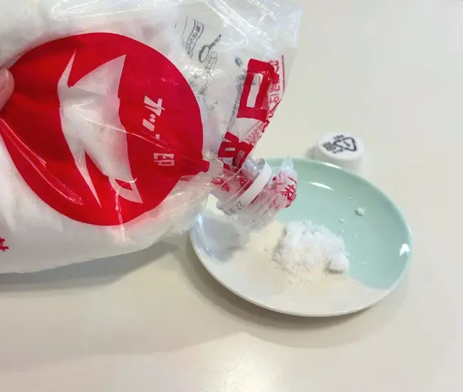 キャップを外して中身を出す写真（撮影：grapeフード編集部）