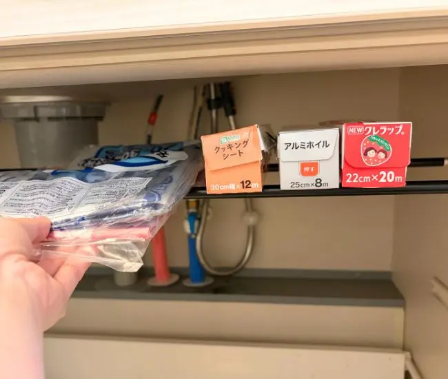 突っ張り棒の上に物をのせる写真（撮影：grapeライフハック編集部）