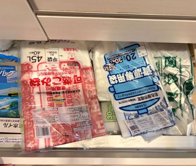 引き出しに詰め込んでいるゴミ袋（撮影：grapeライフハック編集部）