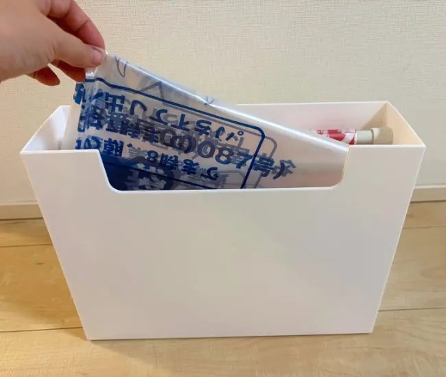 ゴミ袋を取り出す様子（撮影：grapeライフハック編集部）