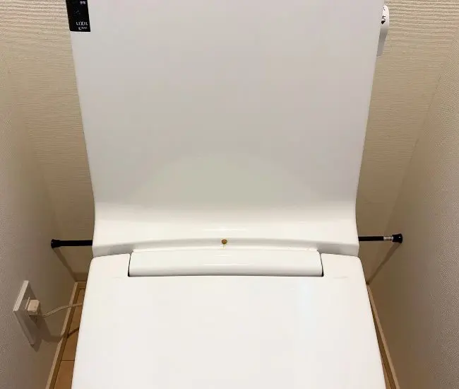 トイレの後ろ側に突っ張り棒を設置した写真（撮影：grapeライフハック編集部）