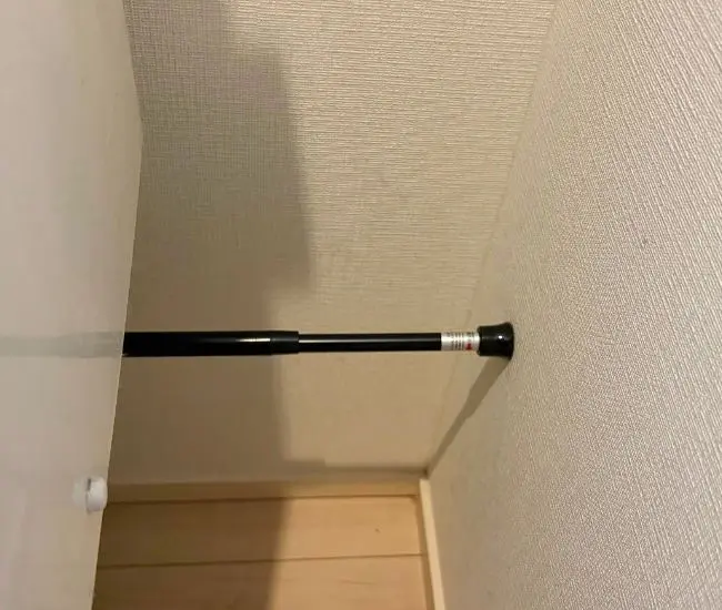 トイレの後ろの壁に設置した突っ張り棒の写真（撮影：grapeライフハック編集部）