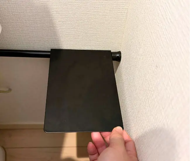 突っ張り棒にブックエンドを差し込んだ写真（撮影：grapeライフハック編集部）