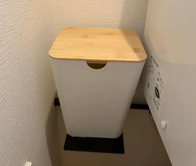 ブックエンドの上にサニタリーボックスを置いた写真（撮影：grapeライフハック編集部）