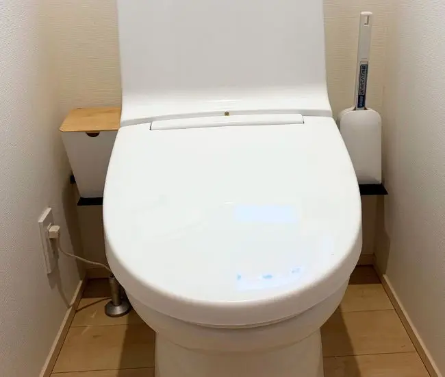 ブックエンドに掃除道具も置いた写真（撮影：grapeライフハック編集部）