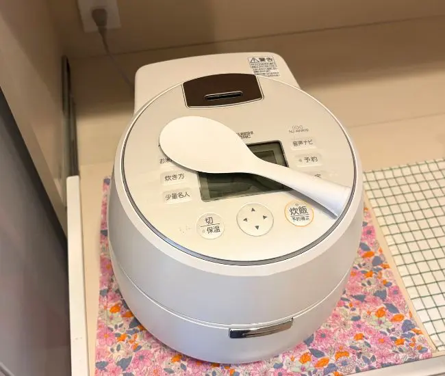 炊飯器の上に置かれたしゃもじ（撮影：grapeライフハック編集部）
