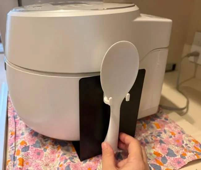 しゃもじをかけた様子（撮影：grapeライフハック編集部）