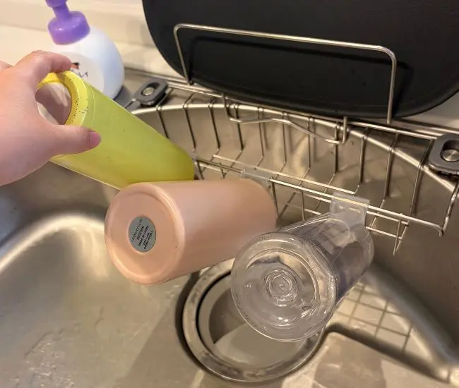 3つの水筒を引っ掛けた様子（撮影：grapeライフハック編集部）