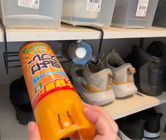 虫よけスプレーを入れる写真（撮影：grapeライフハック編集部）