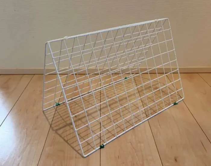 手作りしたバスマット用スタンド（grapeライフハック編集部）