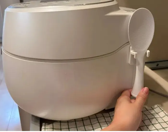 炊飯器にしゃもじを保管した様子（撮影：grapeライフハック編集部）