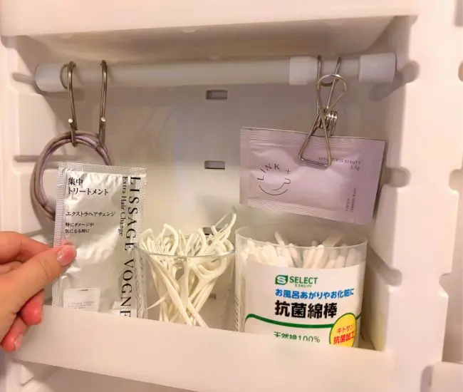 突っ張り棒にフックで物を掛けた写真（撮影：grapeライフハック編集部）