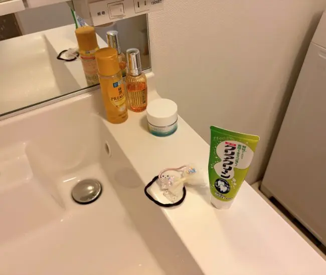 ものが多い洗面台の写真（撮影：graperライフハック編集部）