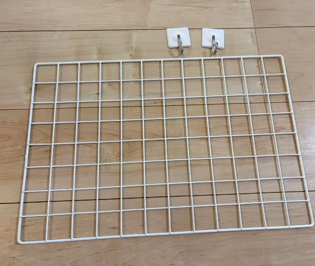 ワイヤーネットとフックの写真（撮影：graperライフハック編集部）