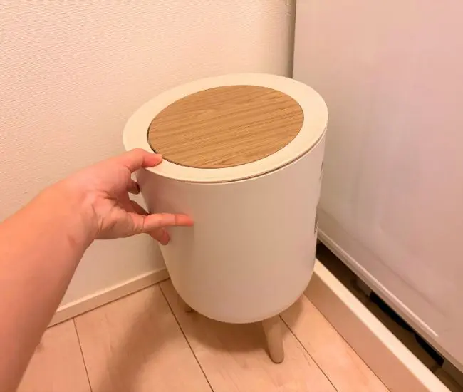 ゴミ箱を持っている様子（撮影：grapeライフハック編集部）