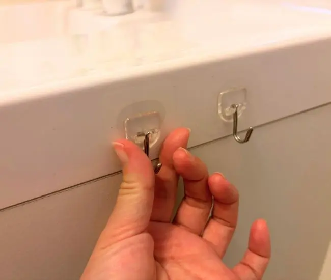 フックを貼る様子（撮影：grapeライフハック編集部）