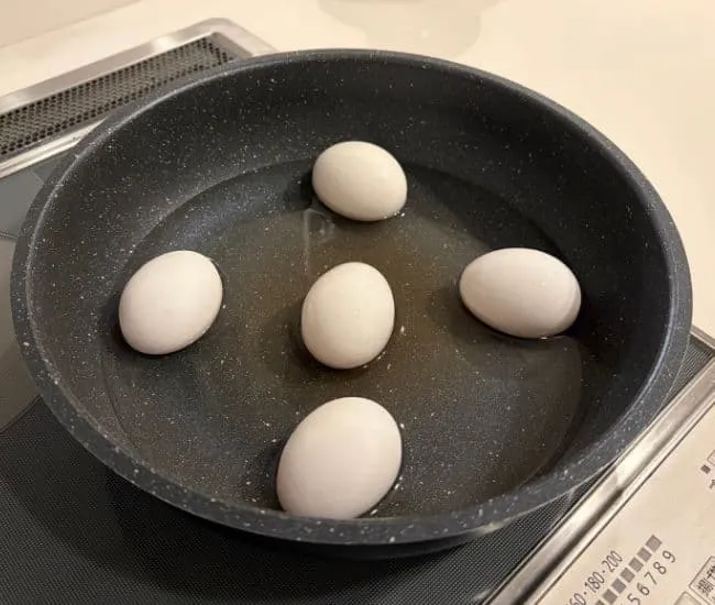 フライパンに少量の水と卵を入れた写真（撮影：grapeフード編集部