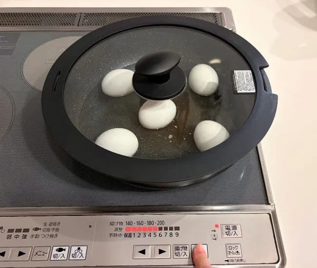 フライパンに蓋をした写真（撮影：grapeフード編集部）