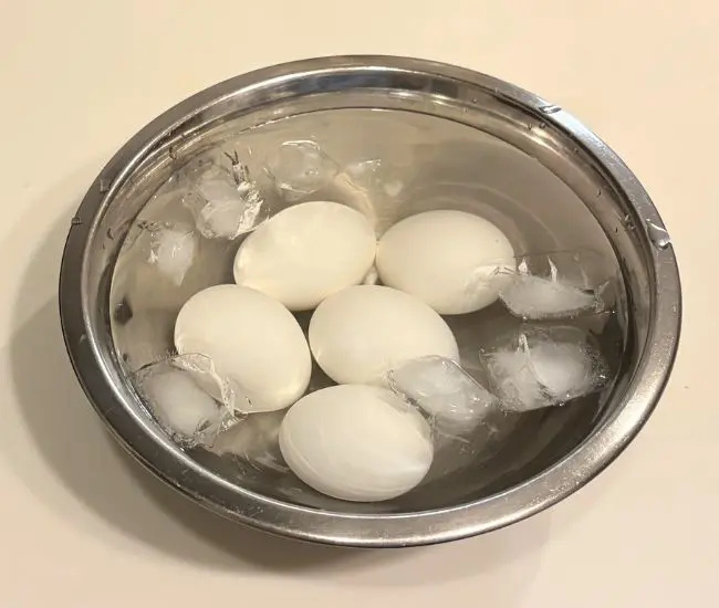 取り出した卵を氷水に入れた写真（撮影：grapeフード編集部）