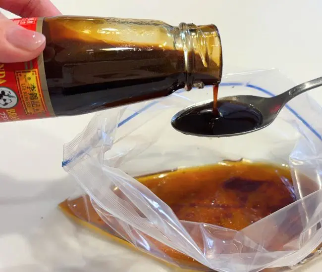 調味料を保存袋に入れる（撮影：grapeフード編集部）