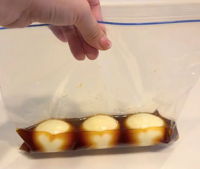 ゆで卵を一晩漬ける（撮影：grapeフード編集部）