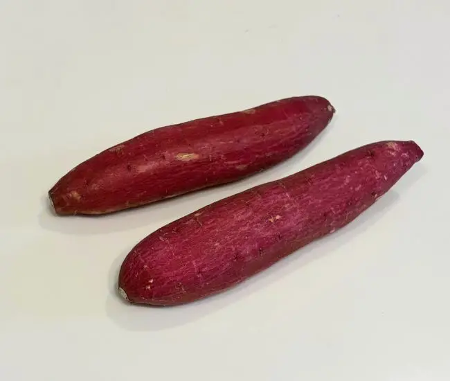 サツマイモを用意する（撮影：grapeフード編集部）