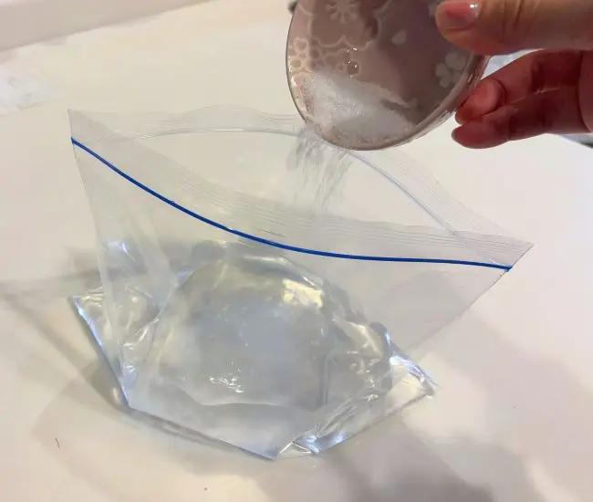 塩水を作る（撮影：grapeフード編集部）
