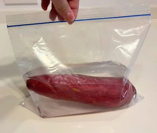 保存袋に塩水とサツマイモを入れて漬ける（撮影：grapeフード編集部）