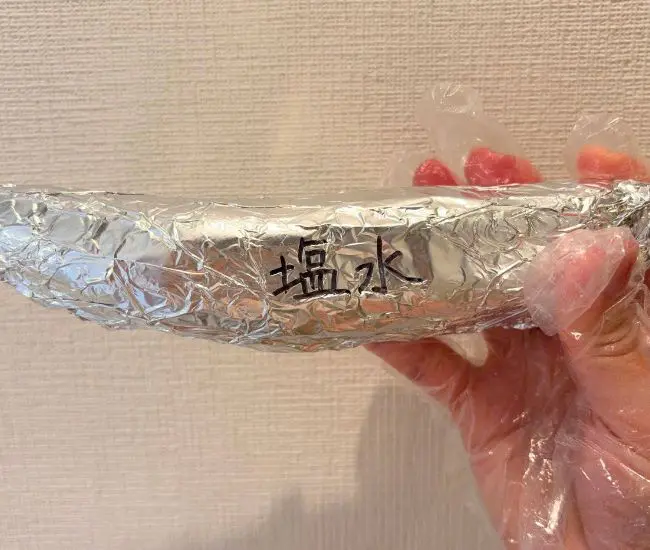 塩水に漬けたサツマイモに印をつけた様子（撮影：grapeフード編集部）