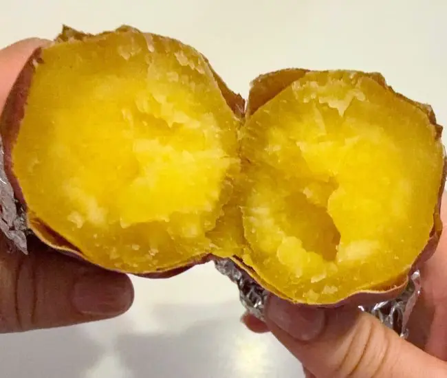 普通に焼いたサツマイモ（撮影：grapeフード編集部）