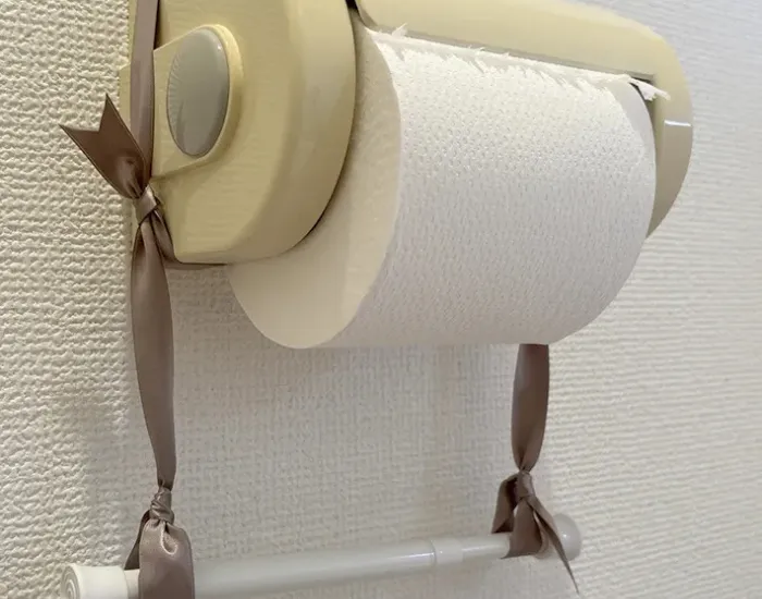 トイレットペーパーホルダーをつけた写真（撮影：grapeライフハック編集部）