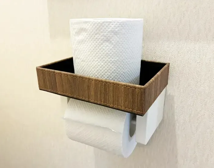 トイレットペーパーホルダーに作った物置き場（撮影：grapeライフハック編集部）