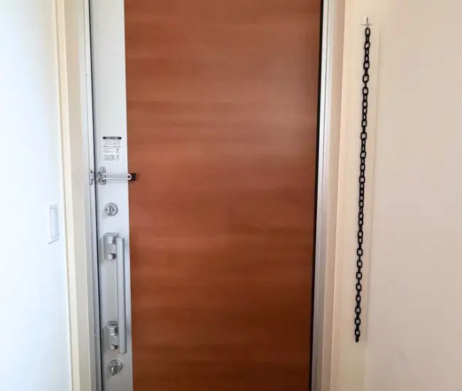 フックにチェーンを掛ける（撮影：grapeライフハック編集部）