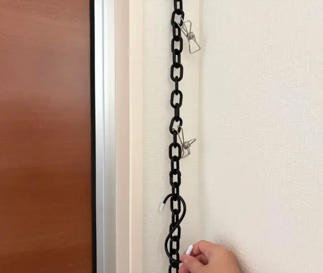 チェーンにフックを掛けていく（撮影：grapeライフハック編集部）