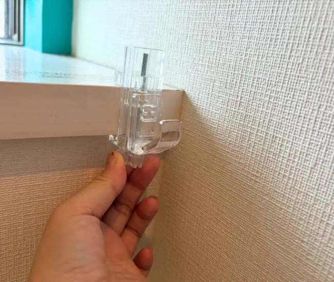 かもいフックをつける（撮影：grapeライフハック編集部）