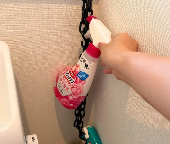 掃除用具を掛けてみた様子（撮影：grapeライフハック編集部）