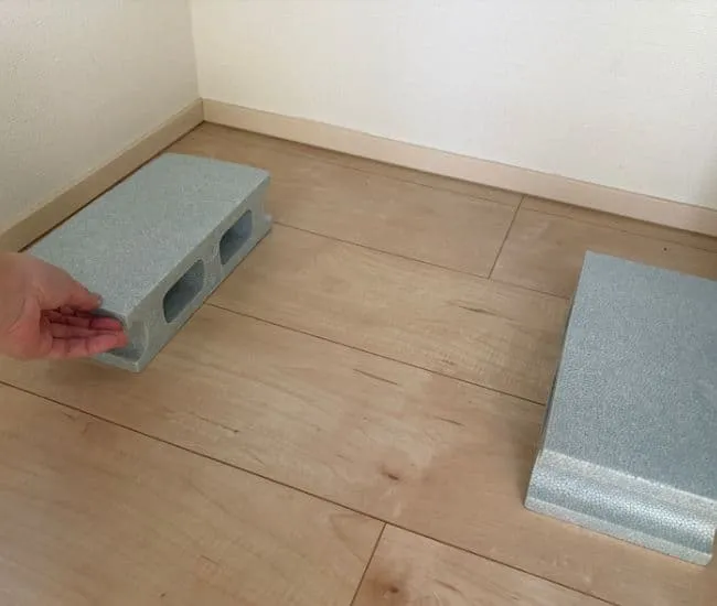 床にミニブロックを並べた写真（撮影：grapeライフハック編集部）