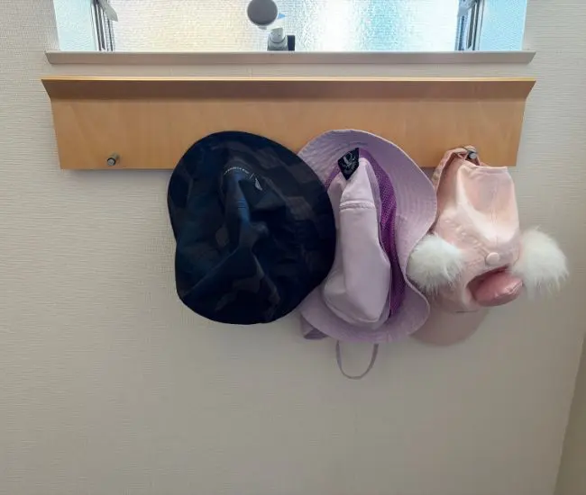 フックに掛けられた帽子の写真（撮影：grapeライフハック編集部）