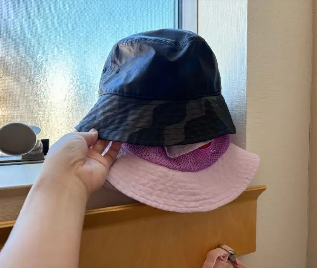 カラーコーンに帽子をかぶせた写真（撮影：grapeライフハック編集部）