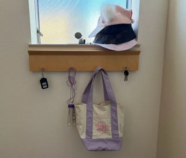 開いたフックにバッグを掛けた写真（撮影：grapeライフハック編集部）
