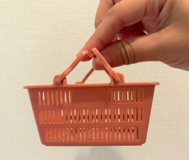 ミニチュア買い物カゴを持っている様子（撮影：grapeライフハック編集部）