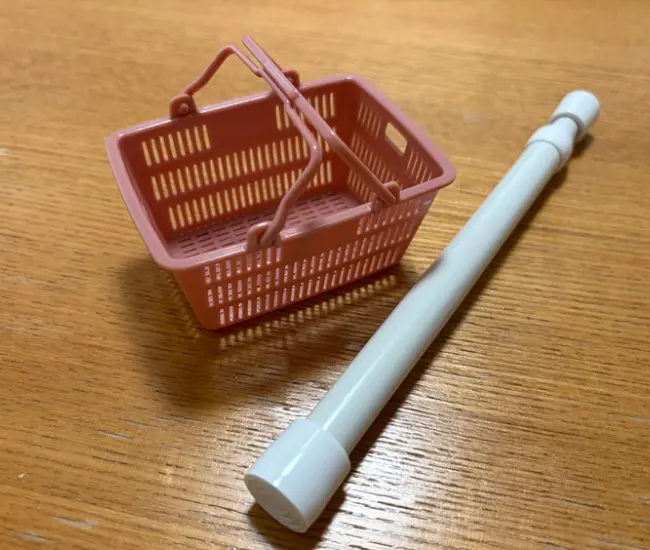 突っ張り棒とミニ買い物カゴの写真（撮影：grapeライフハック編集部）