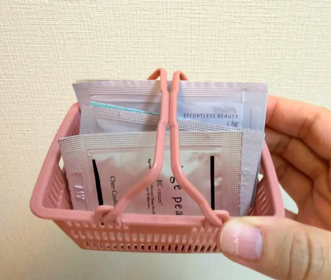ミニ買い物カゴに試供品を入れた写真（撮影：grapeライフハック編集部）