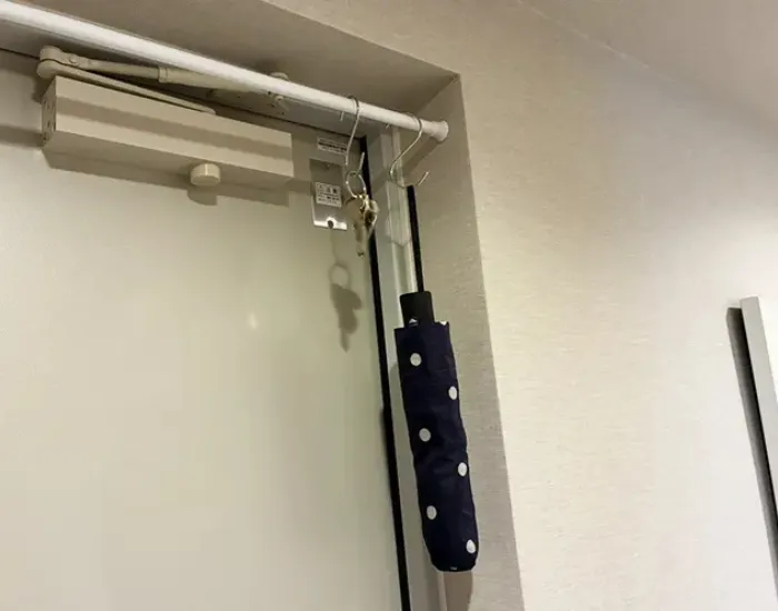 傘や鍵を掛けている様子（撮影：grapeライフハック編集部）