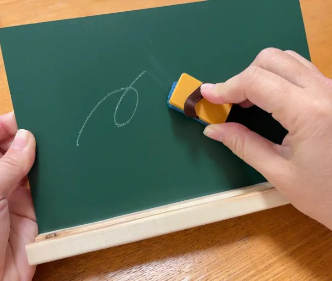 黒板に書いた文字を消す様子（撮影：grapeライフハック編集部）