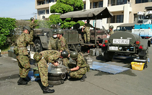 熊本地震 人間味あふれる活躍の自衛隊員 温かいお風呂やカレーで人々の心身を癒す Grape グレイプ