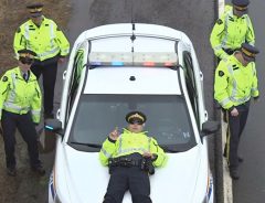 警察官が歌って踊る！　カナダの警察が作った交通ルールのプロモビデオ