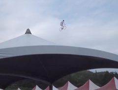 これってE.T.？　台湾でお目見えした自転車型の凧がユニーク！