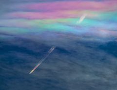 絵画のような『七色の飛行機雲』　奇跡的な美しさに息を呑む